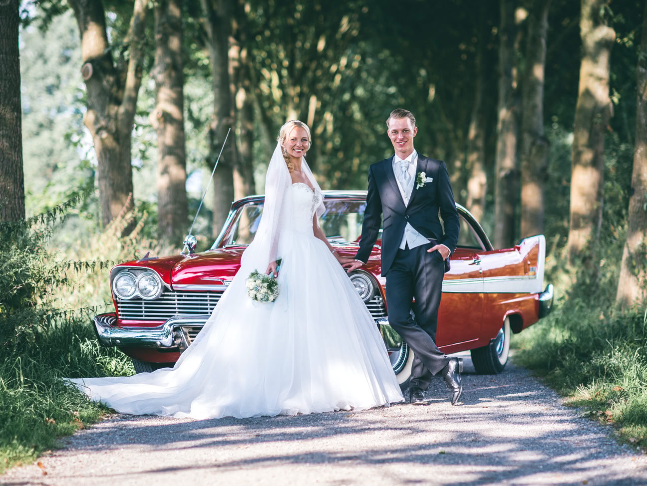 Hochzeitsauto Hochzeitsfahrt Oldtimer mieten - Brautpaar vor Plymouth Belvedere Mopar 50ies